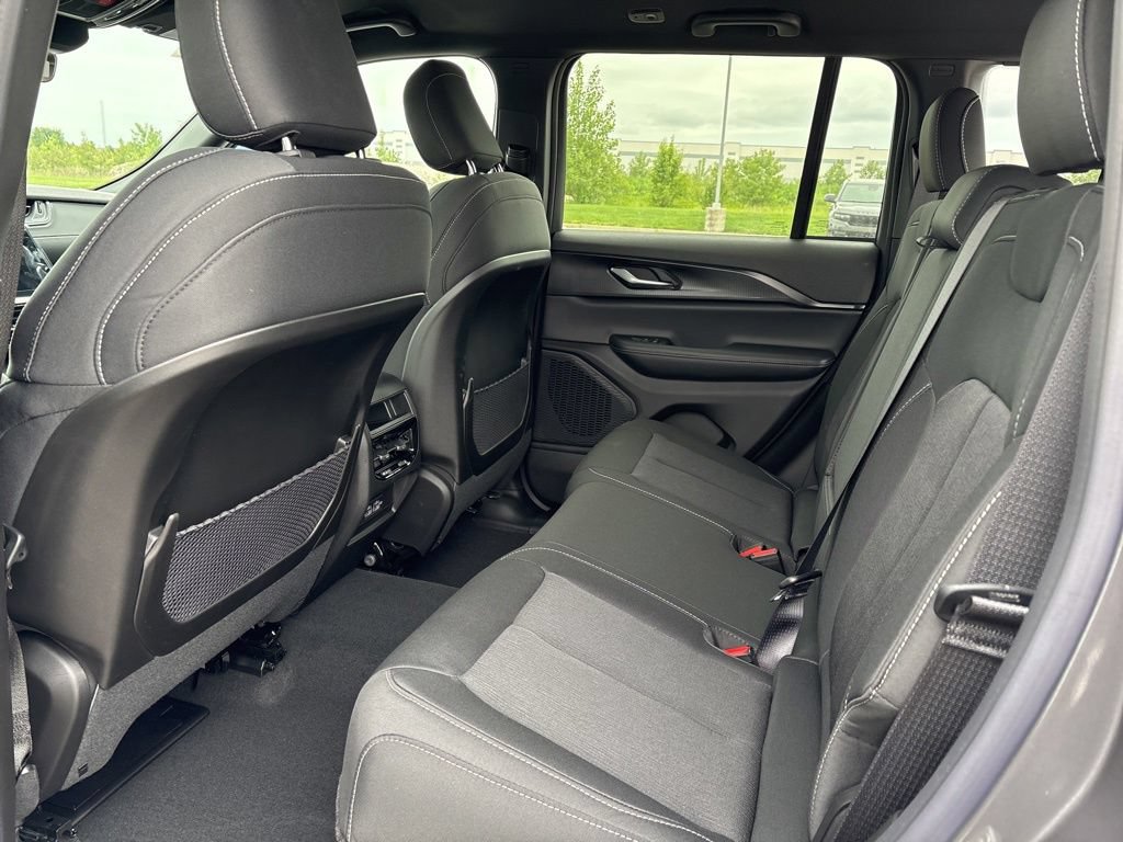 New 2026 Jeep Grand Cherokee Laredo AWD/4WD image 9