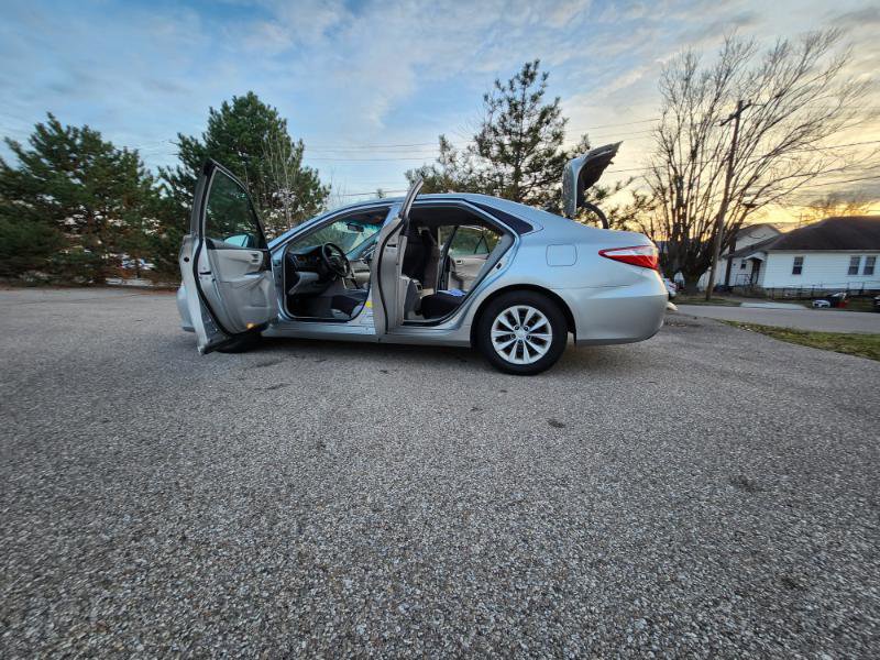 Used 2015 Toyota Camry LE image 19
