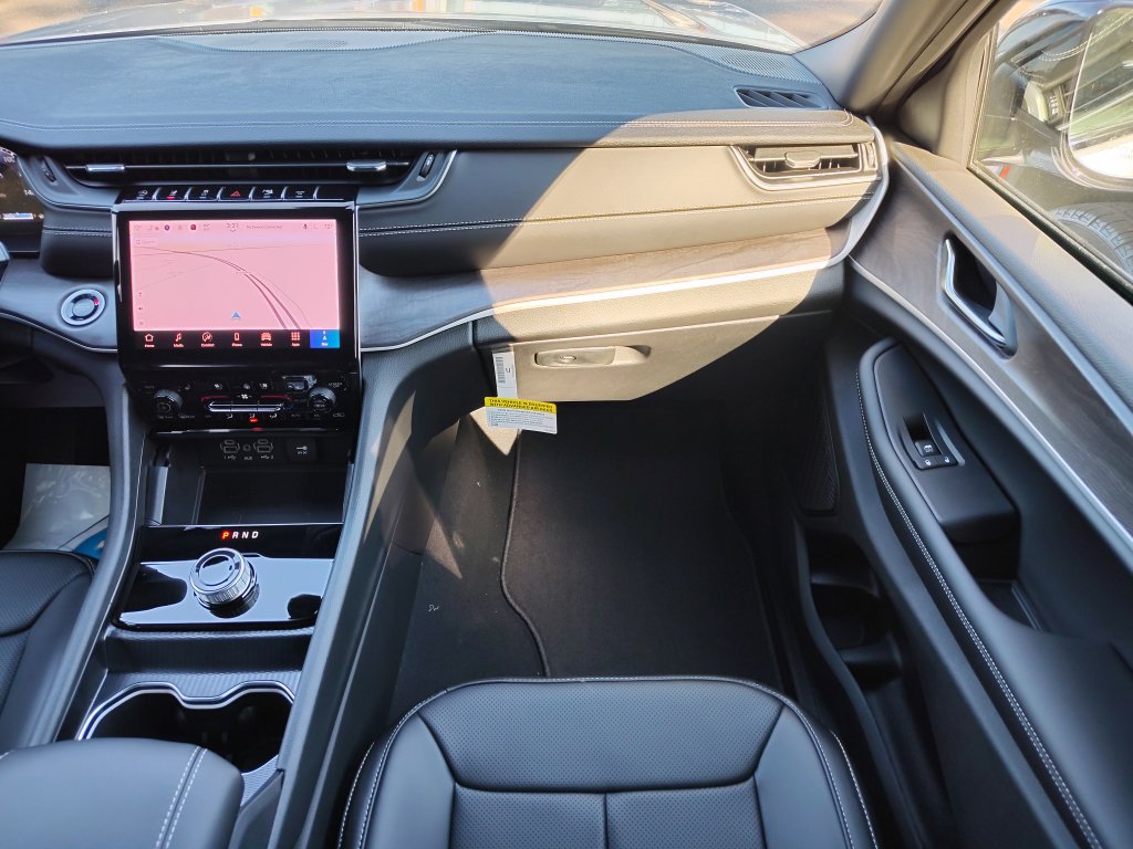 New 2025 Jeep Grand Cherokee Limited w/ Luxury Tech Group II RWD image 29