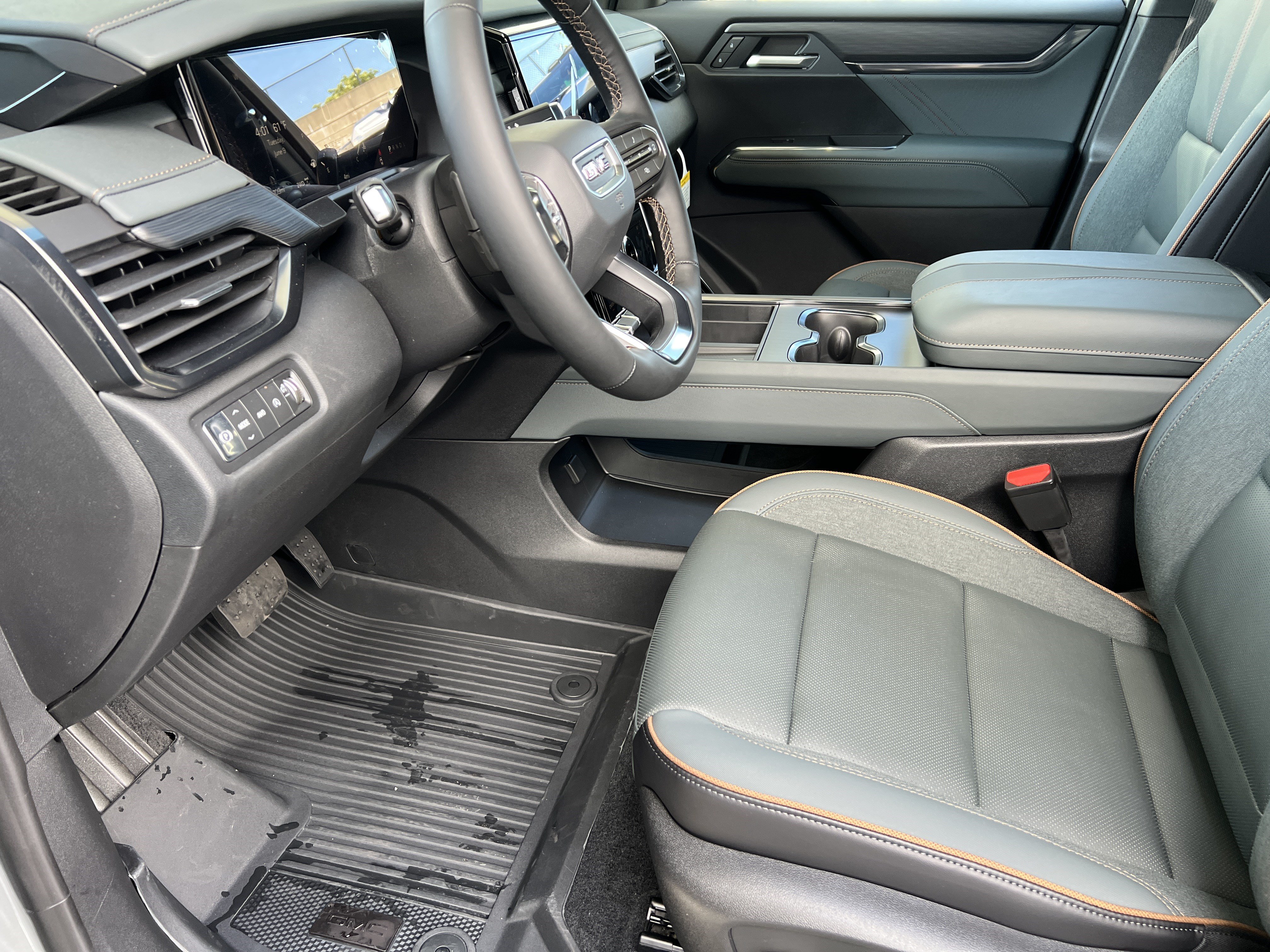 New 2026 GMC Acadia AT4 w/ Luxury Package AWD/4WD image 15