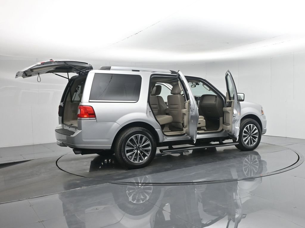 Used 2017 Lincoln Navigator Select image 5