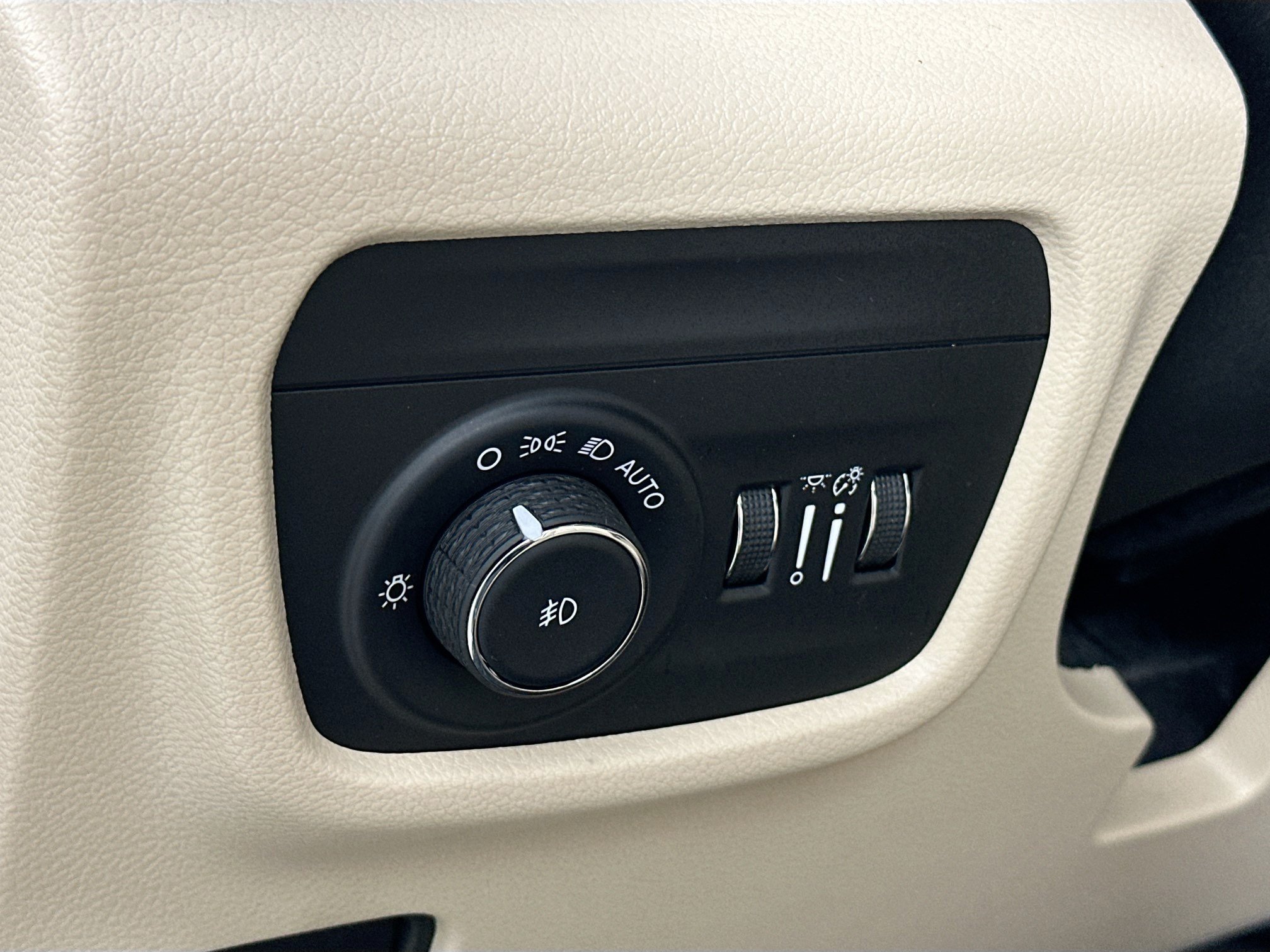 Used 2023 Jeep Grand Cherokee L Limited AWD/4WD image 10