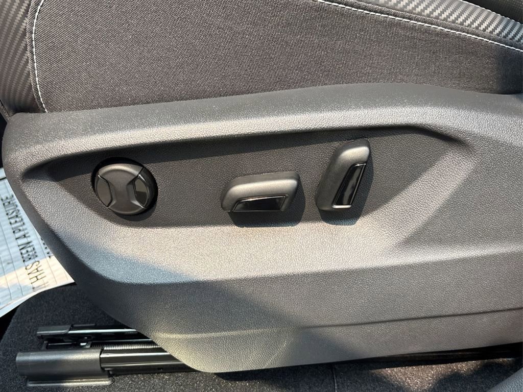 Used 2025 Volkswagen Atlas Cross Sport SE image 25