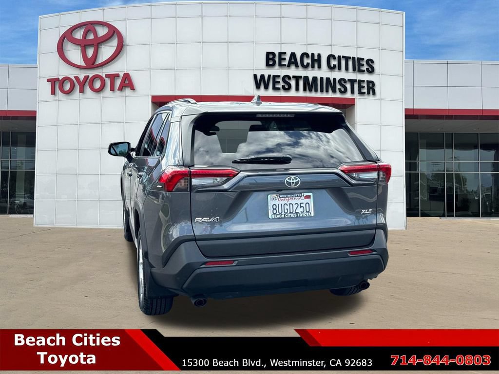 Used 2021 Toyota RAV4 XLE w/ Convenience Package FWD image 9