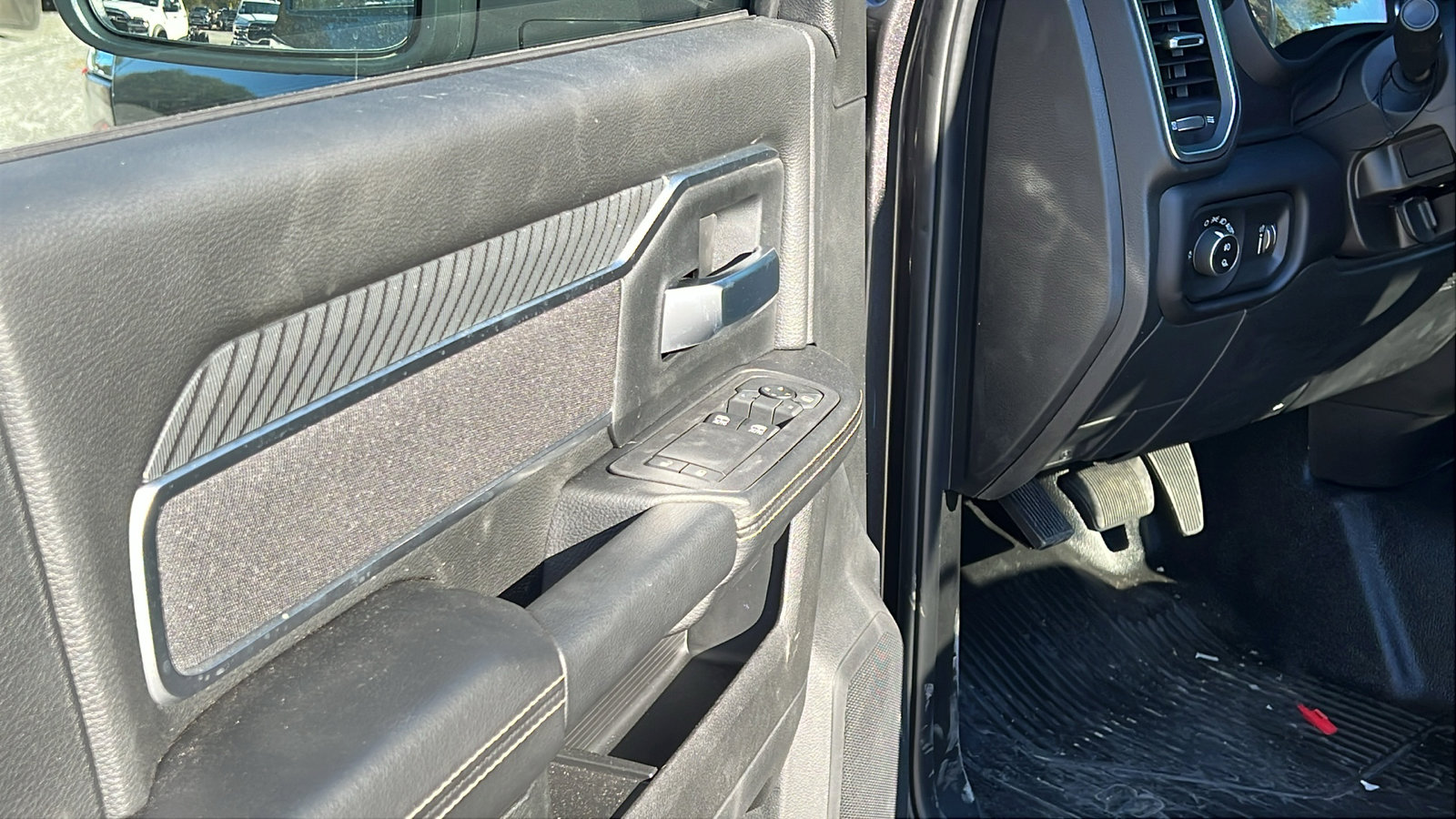 New 2025 RAM 5500 4x4 Regular Cab image 19