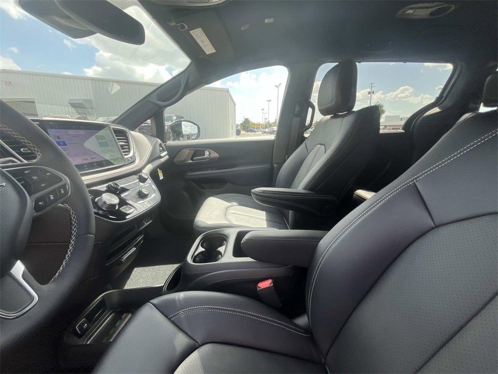 New 2026 Chrysler Pacifica Select image 10
