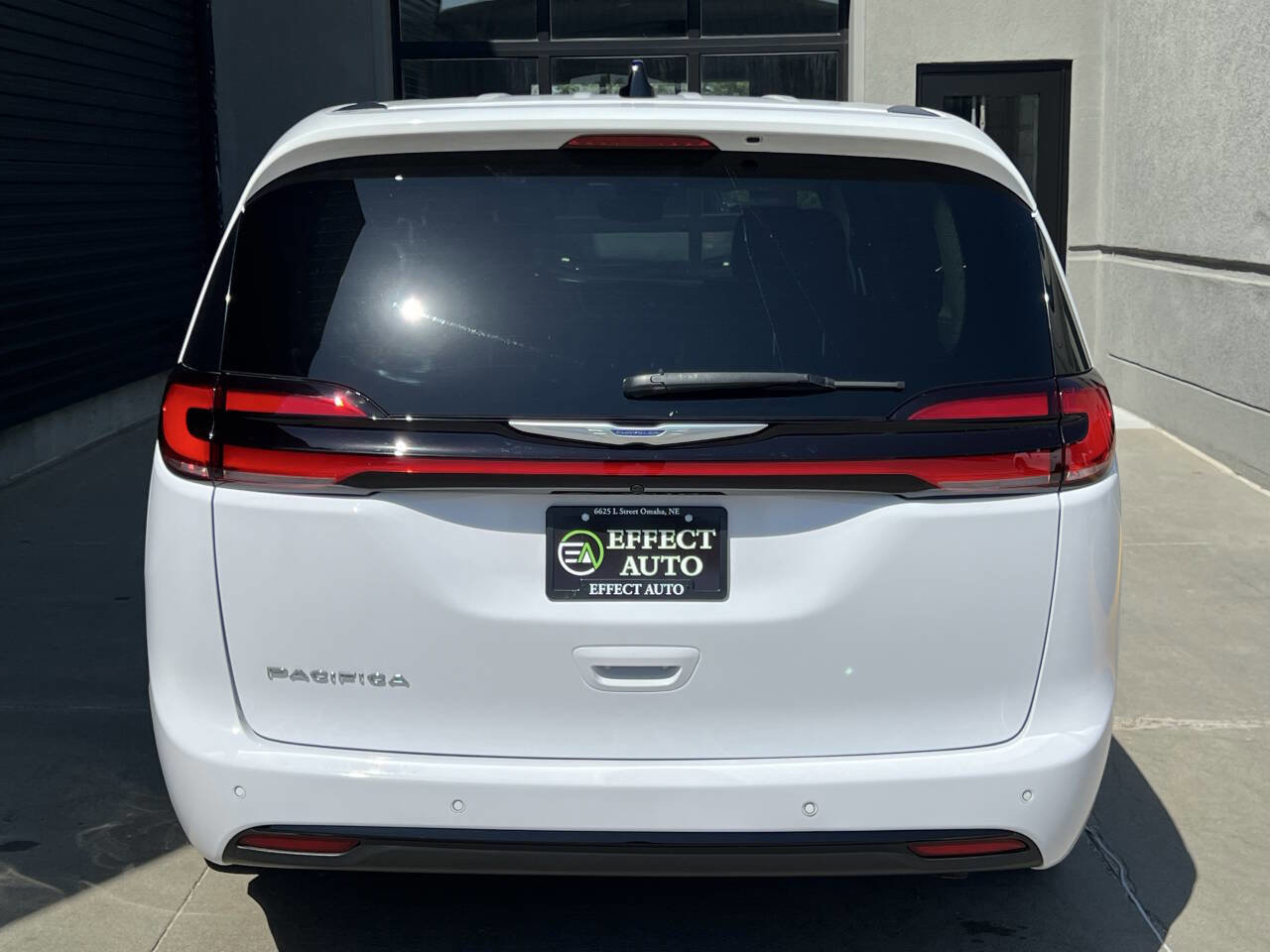 Used 2024 Chrysler Pacifica Touring-L FWD image 12