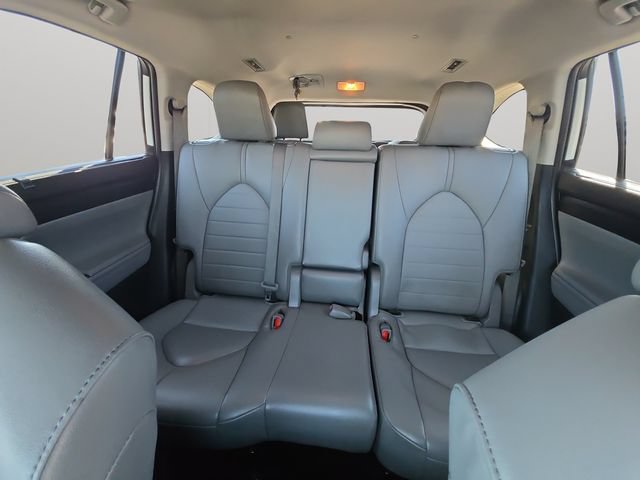 Used 2023 Toyota Highlander XLE FWD image 15