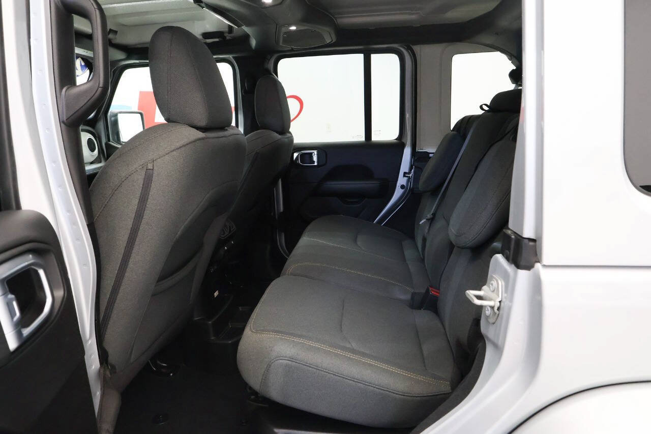 Used 2024 Jeep Wrangler Unlimited Sahara w/ Safety Group AWD/4WD image 17