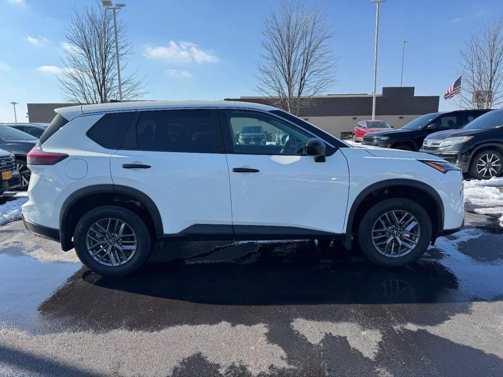 Used 2025 Nissan Rogue S image 2