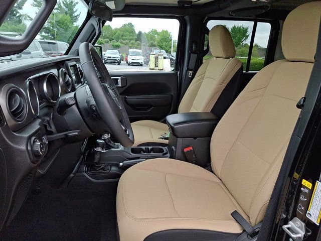 Certified 2023 Jeep Gladiator Sport AWD/4WD image 17
