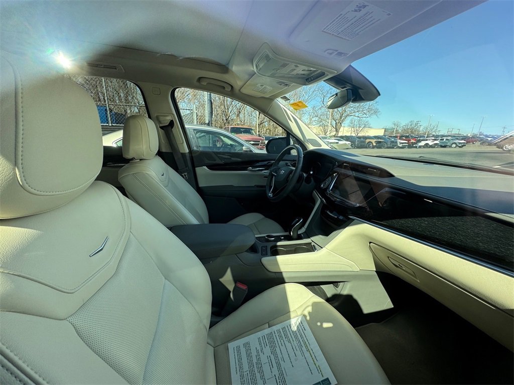 Used 2023 Cadillac XT6 Premium Luxury image 3