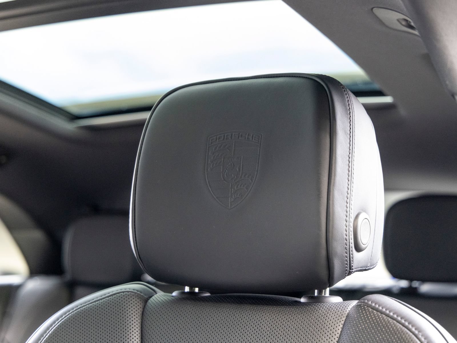 Certified 2023 Porsche Macan AWD/4WD image 32