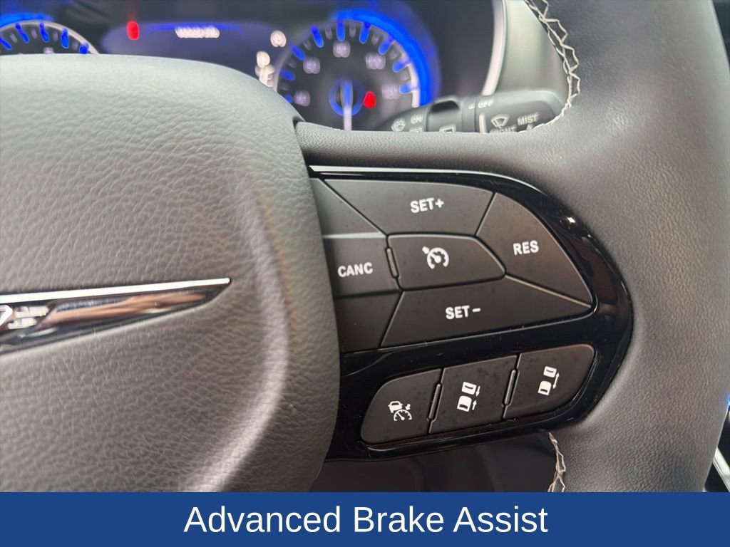 Used 2023 Chrysler Pacifica Limited w/ Uconnect Theater Family Group image 26