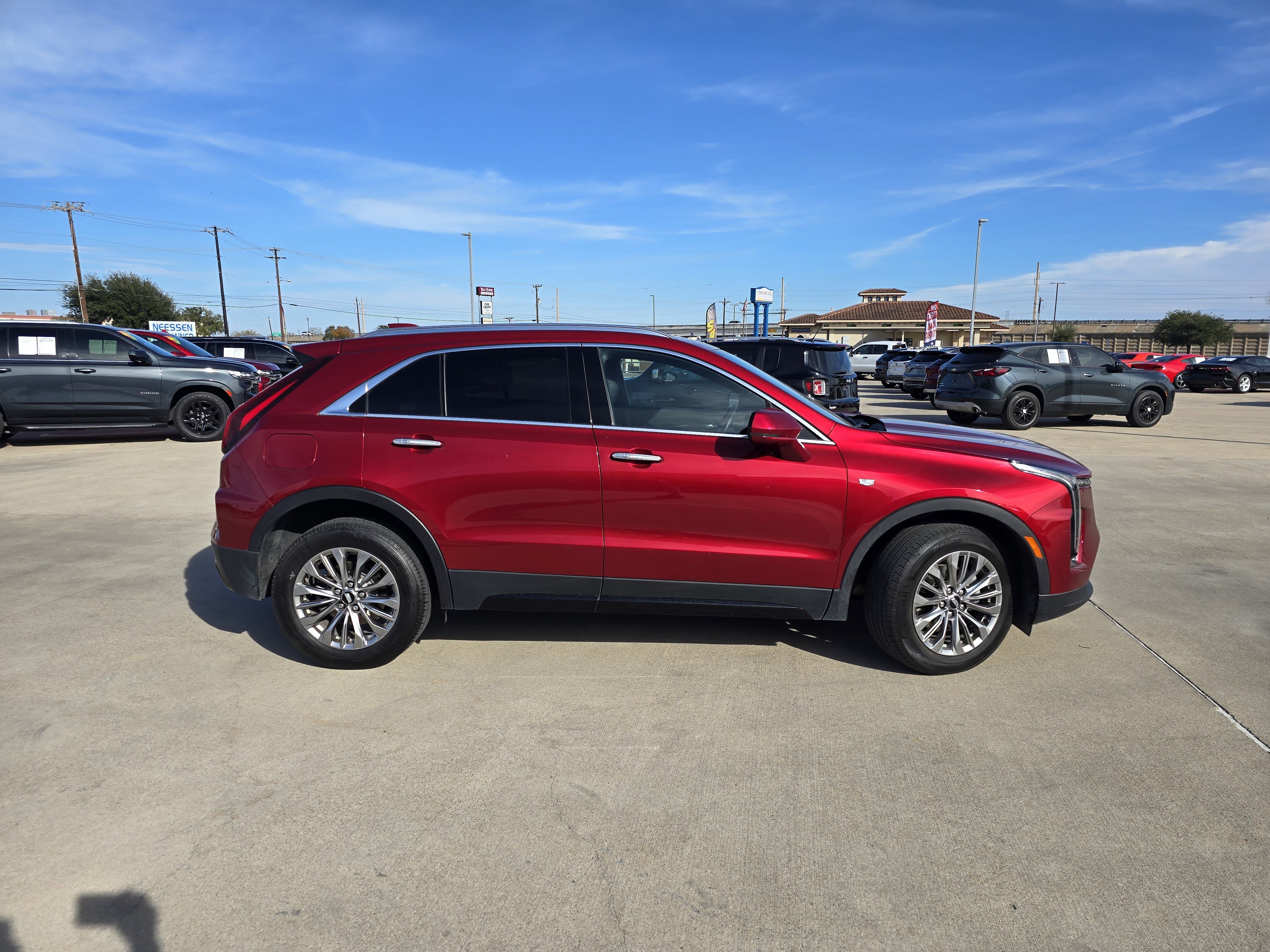 Used 2024 Cadillac XT4 Premium Luxury image 2