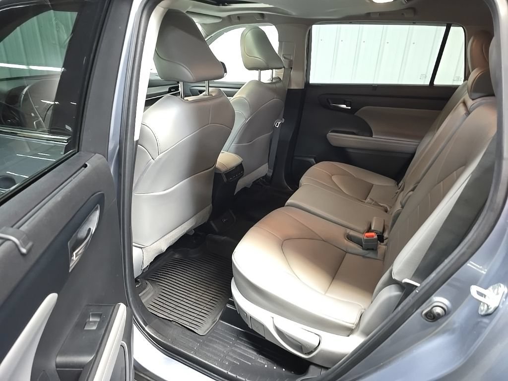 Used 2022 Toyota Highlander XLE AWD/4WD image 31