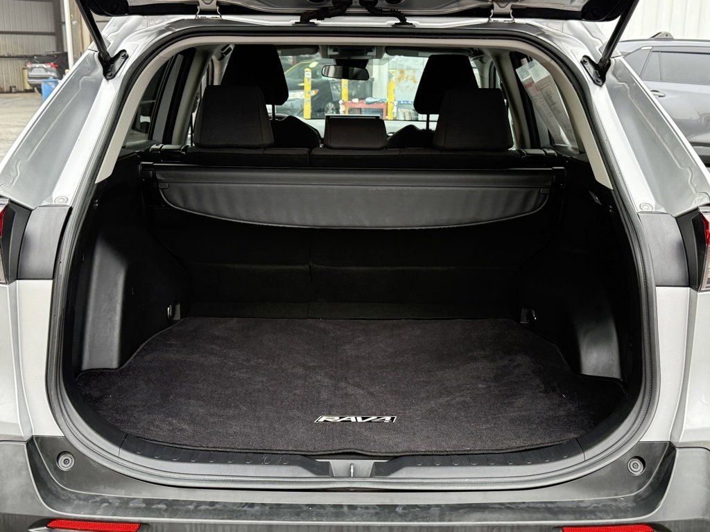 Used 2020 Toyota RAV4 LE w/ Carpet Mat Package image 15