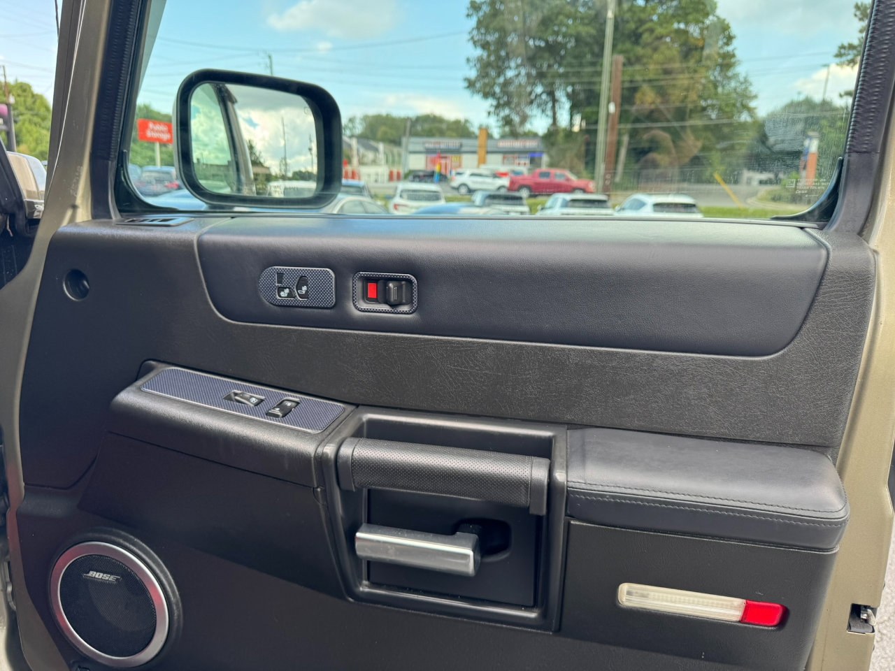 Used 2005 HUMMER H2 w/ Preferred Equipment Group image 31