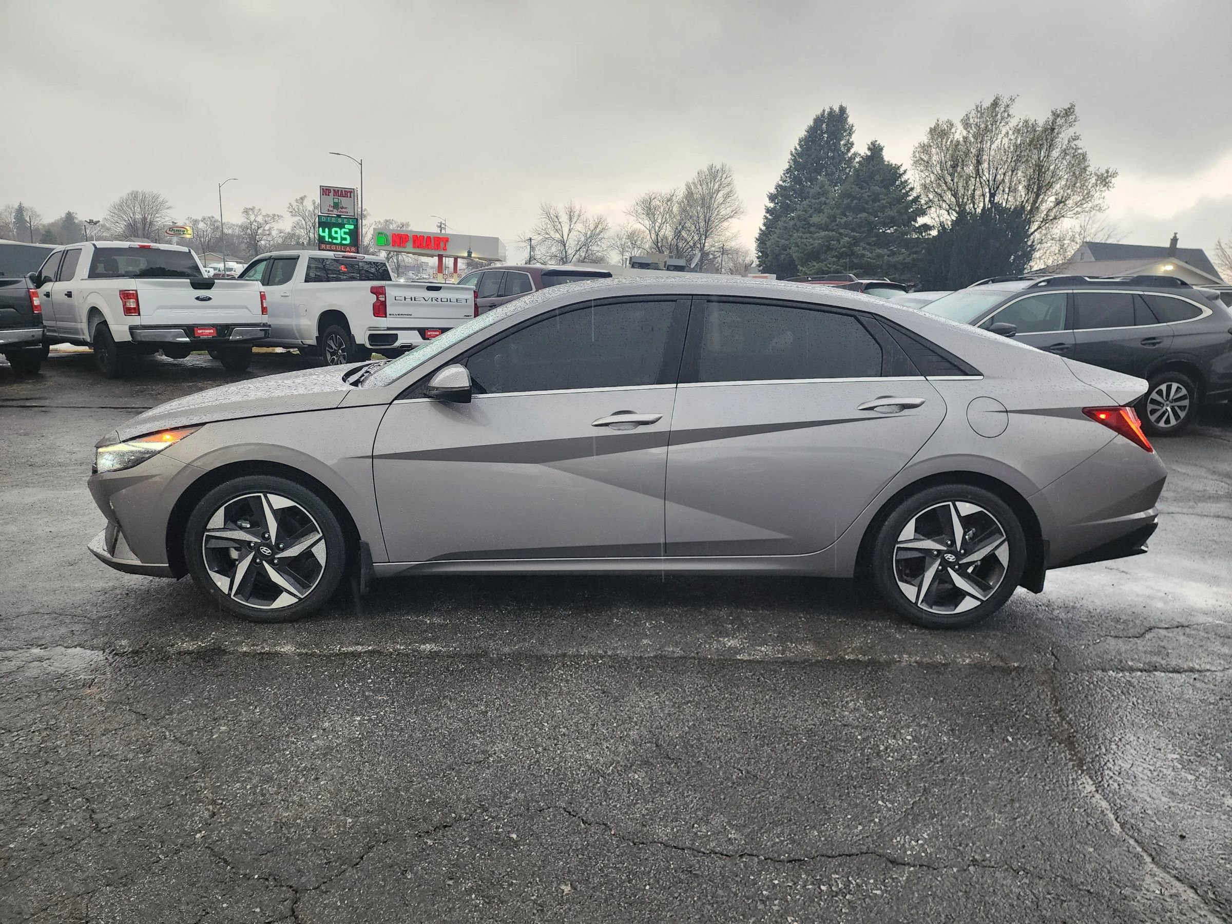 Used 2023 Hyundai Elantra Limited FWD image 4