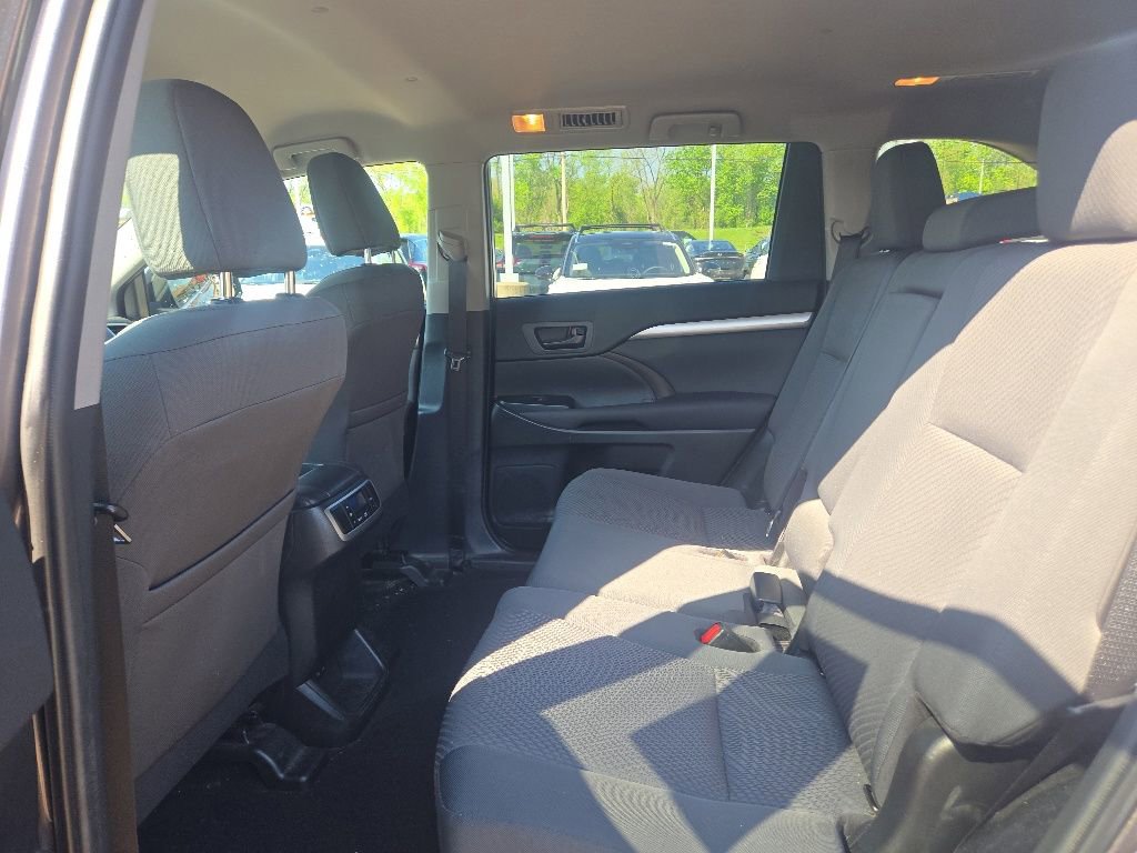 Used 2019 Toyota Highlander LE AWD/4WD image 24