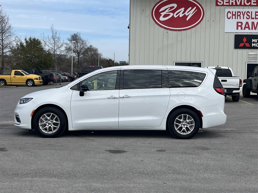 Used 2024 Chrysler Pacifica Touring-L image 2