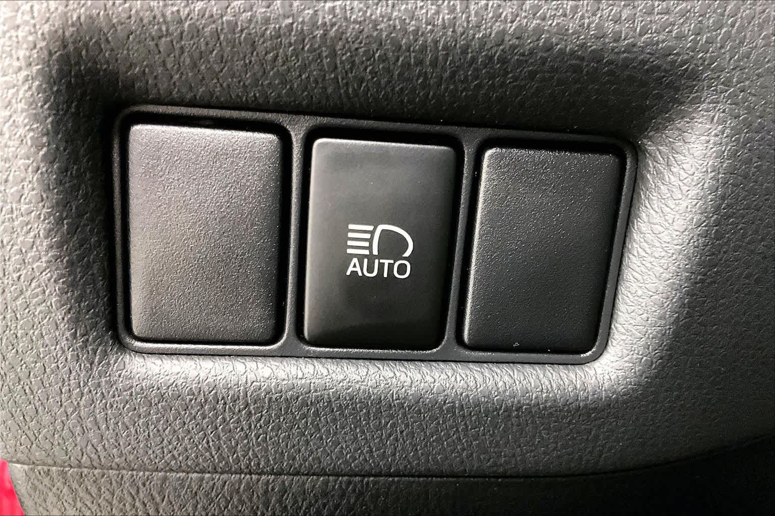 Used 2018 Toyota C-HR XLE FWD image 32
