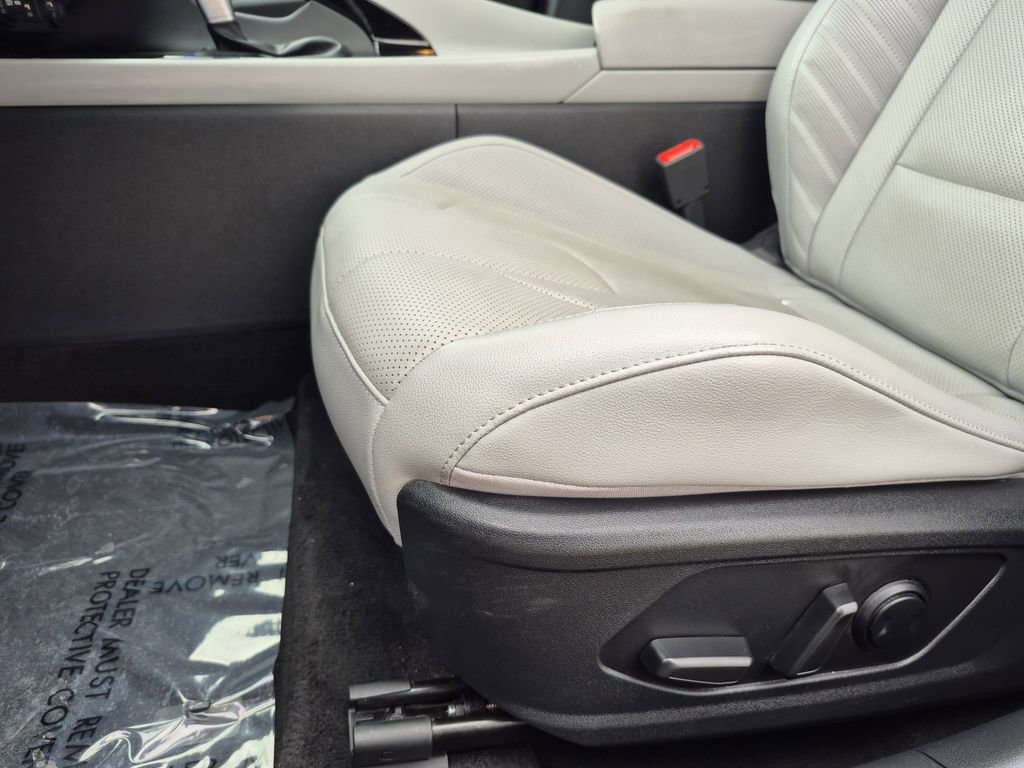 Used 2023 Hyundai Elantra Limited w/ Preferred Accessory Package FWD image 12