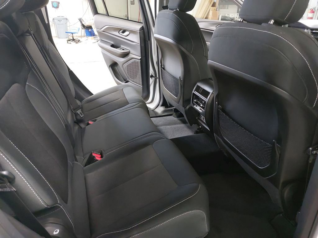 Used 2023 Jeep Grand Cherokee Laredo image 11