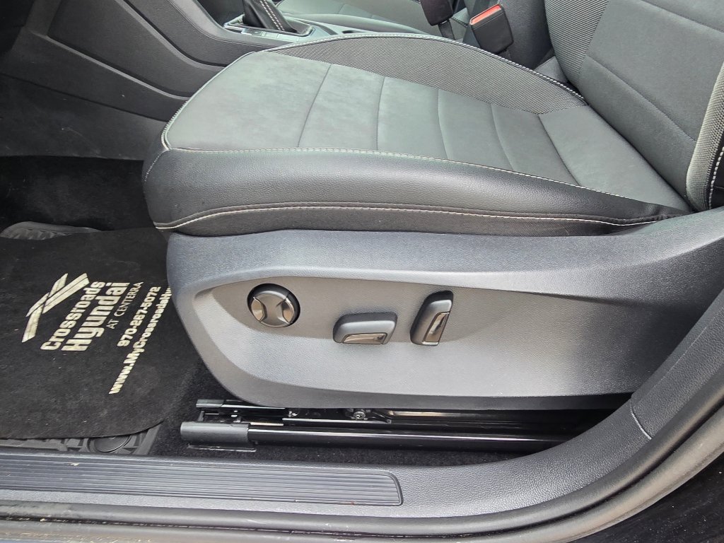 Used 2023 Volkswagen Taos SE w/ Panoramic Sunroof Package FWD image 17
