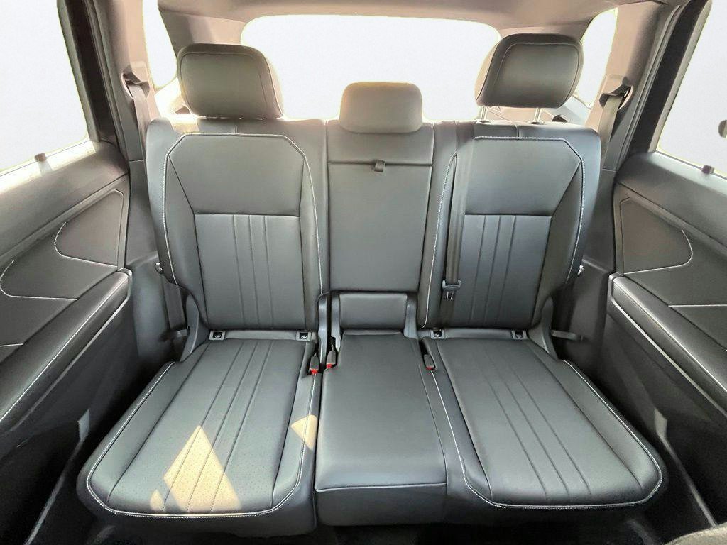 Certified 2024 Volkswagen Tiguan SE R-Line AWD/4WD image 30