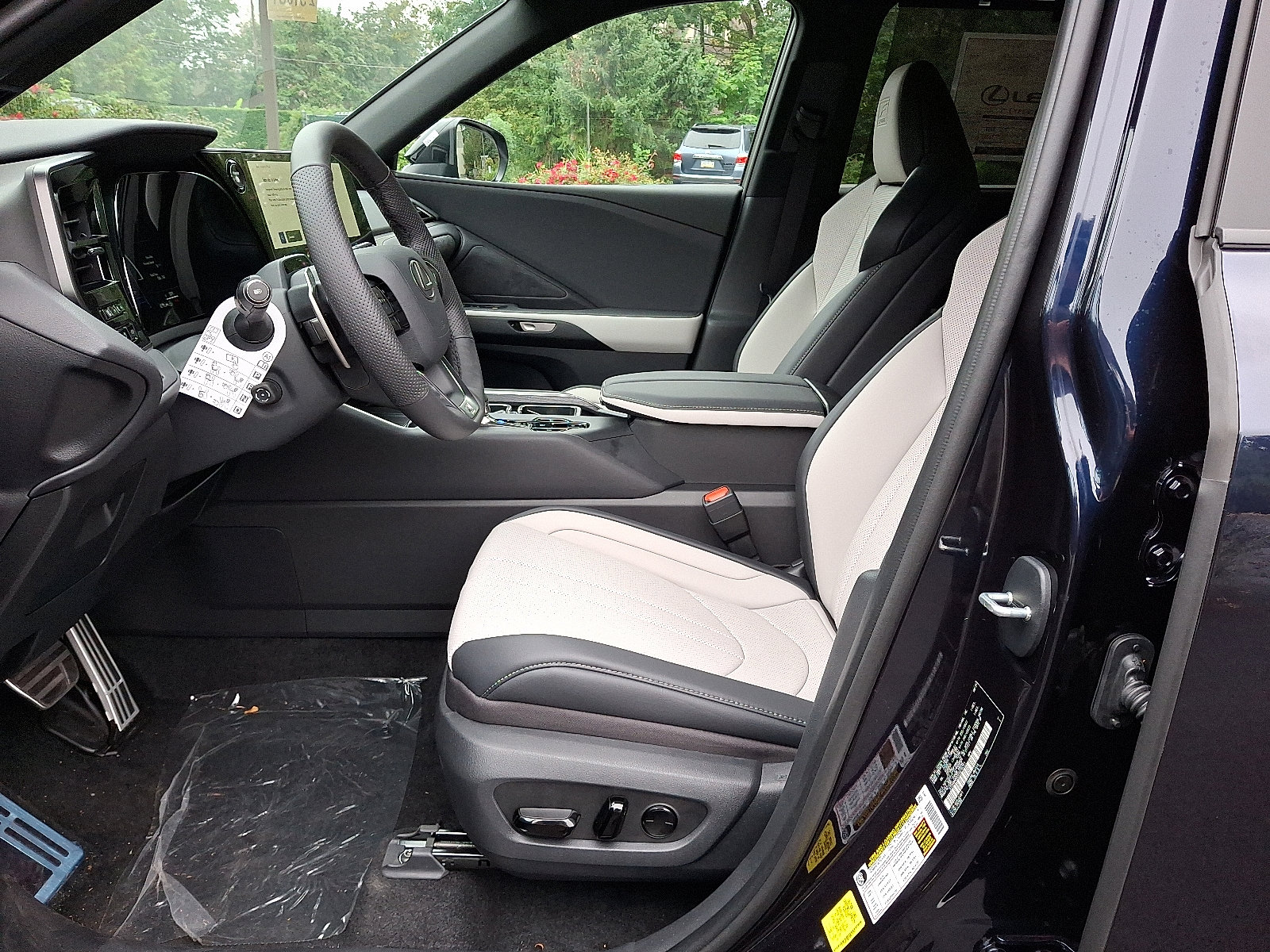 New 2025 Lexus TX 500h AWD image 10