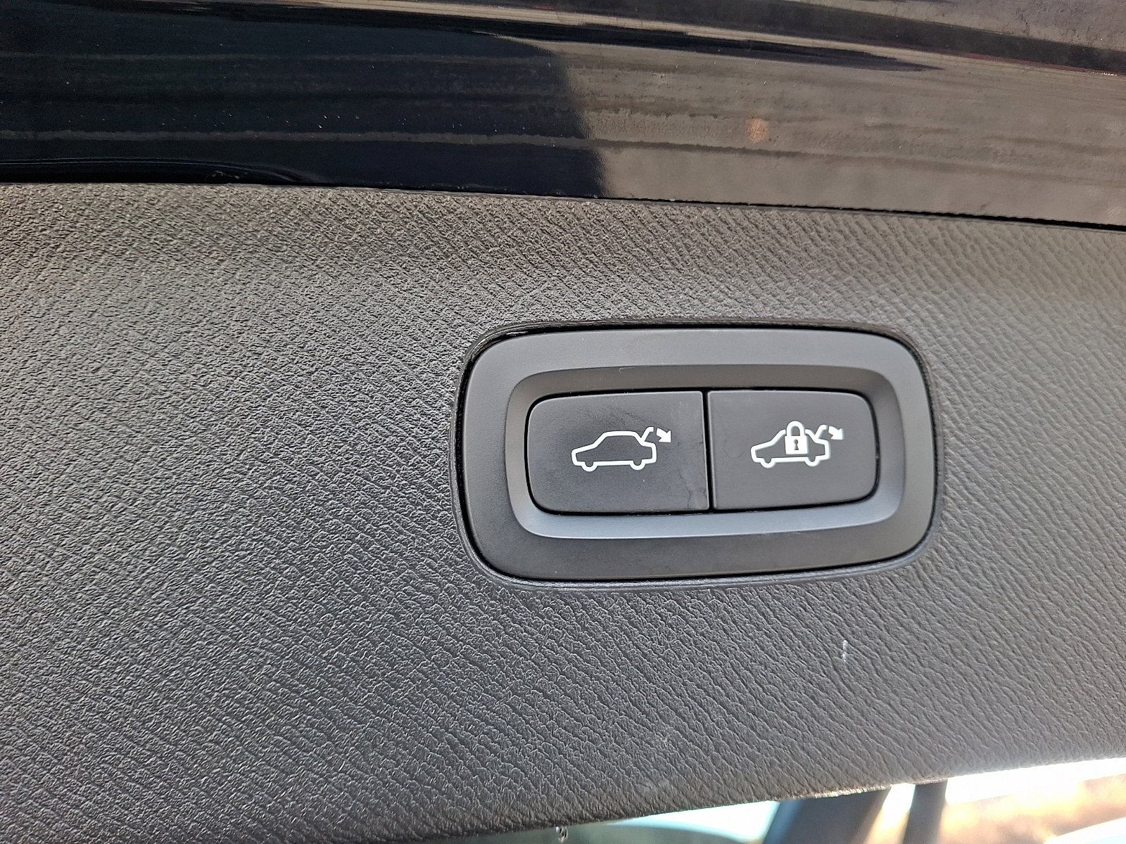 Used 2020 Volvo XC90 T6 Momentum w/ Protection Package Premier image 31