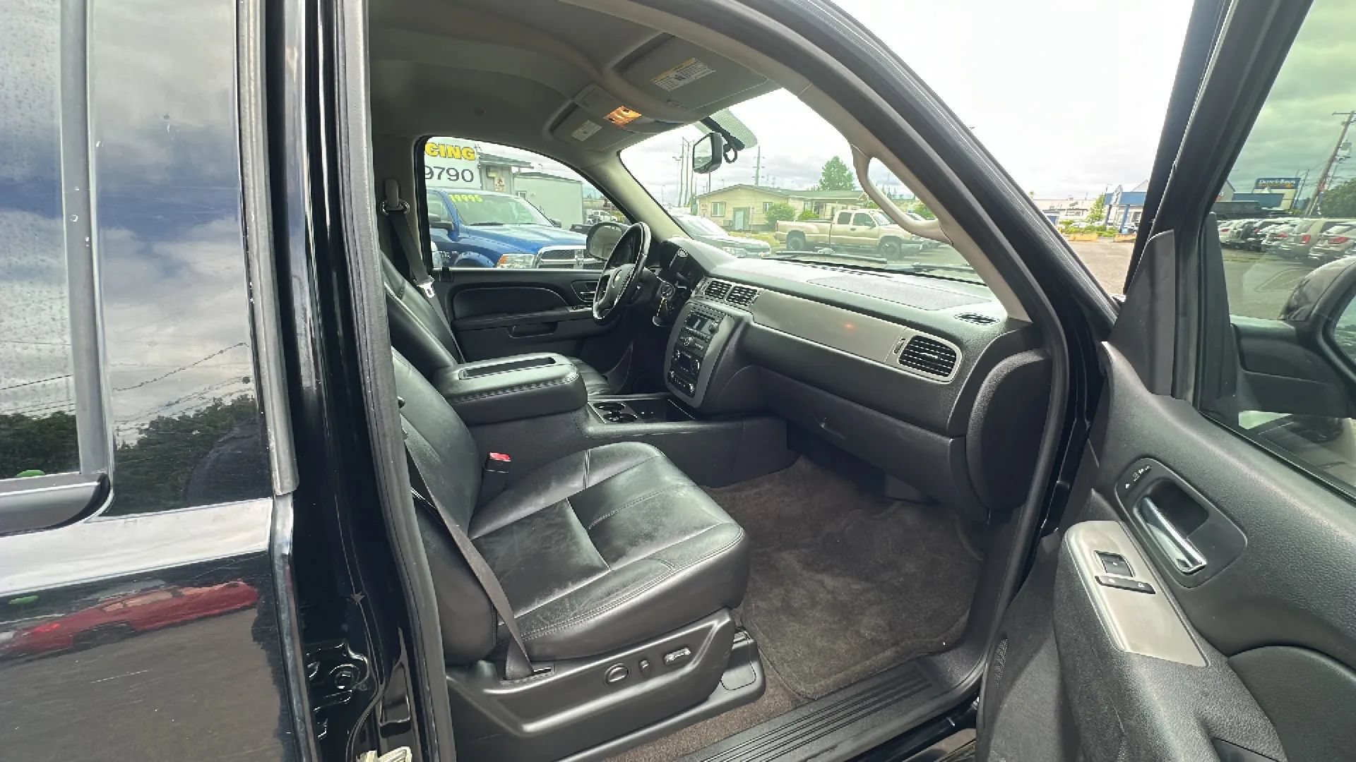 Used 2011 Chevrolet Avalanche LT w/ Luxury Package AWD/4WD image 13