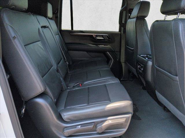 Used 2025 Chevrolet Suburban Z71 AWD/4WD image 21