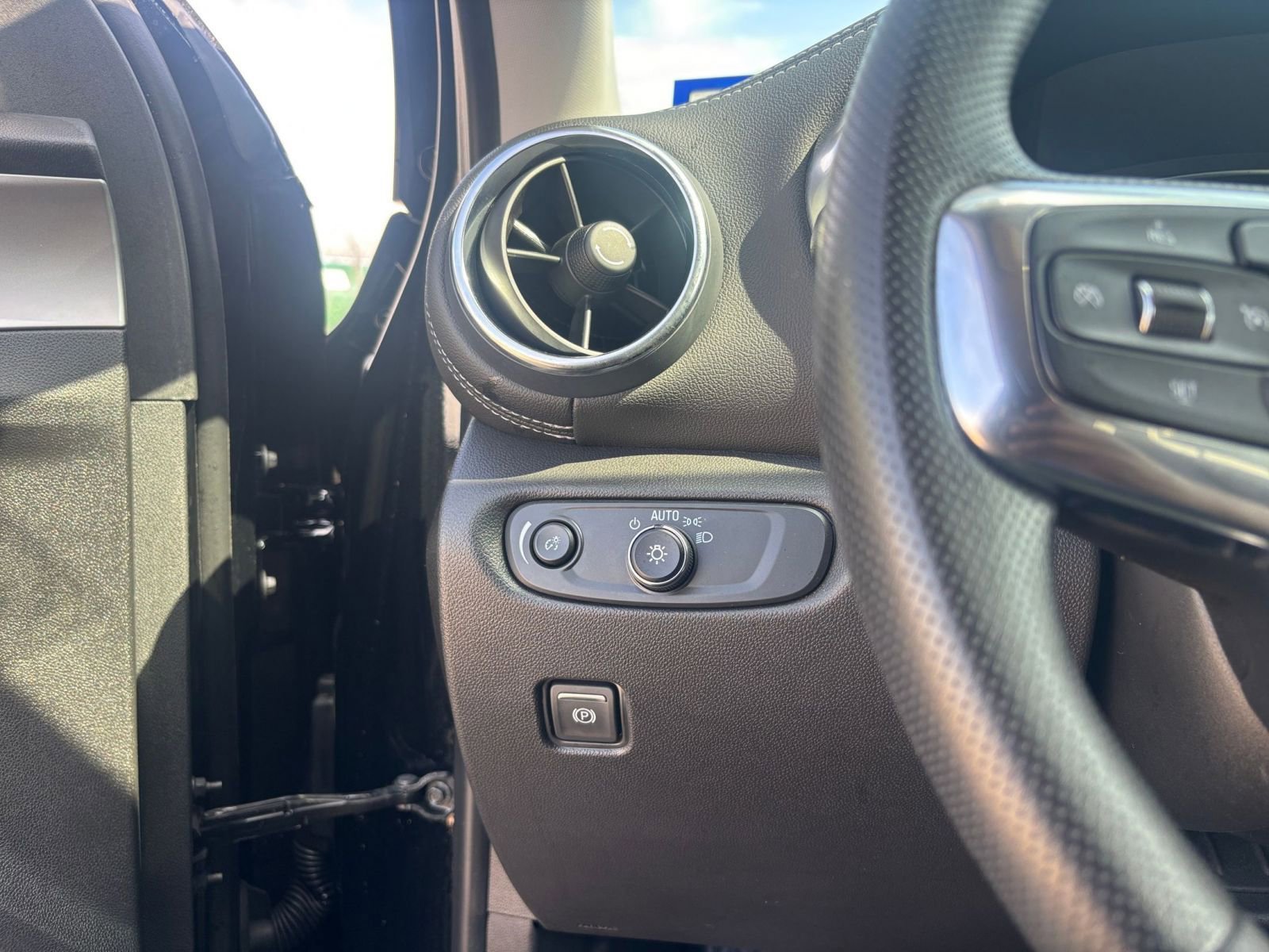 Used 2025 Chevrolet Blazer LT image 33