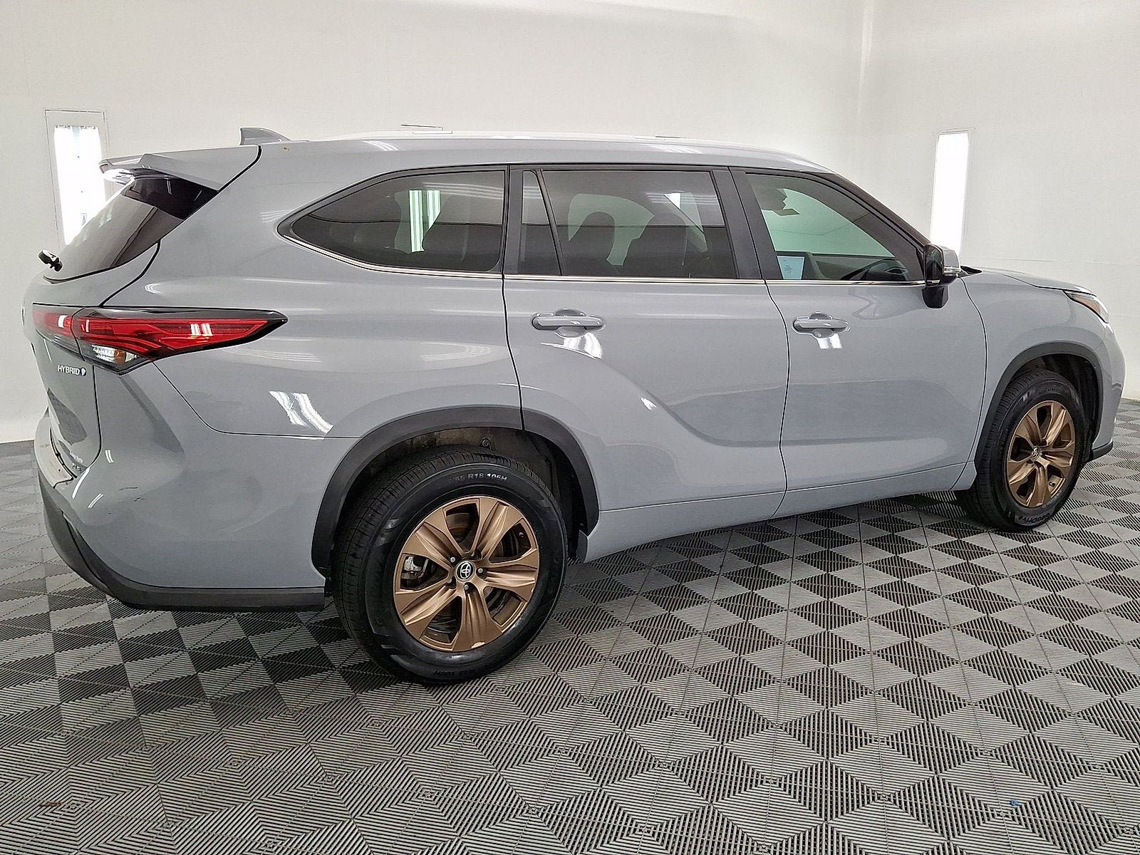 Used 2023 Toyota Highlander Bronze Edition FWD image 18