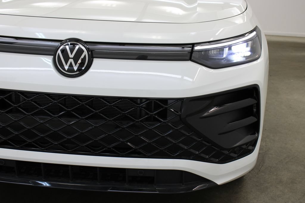New 2026 Volkswagen Tiguan SE R-Line FWD image 8