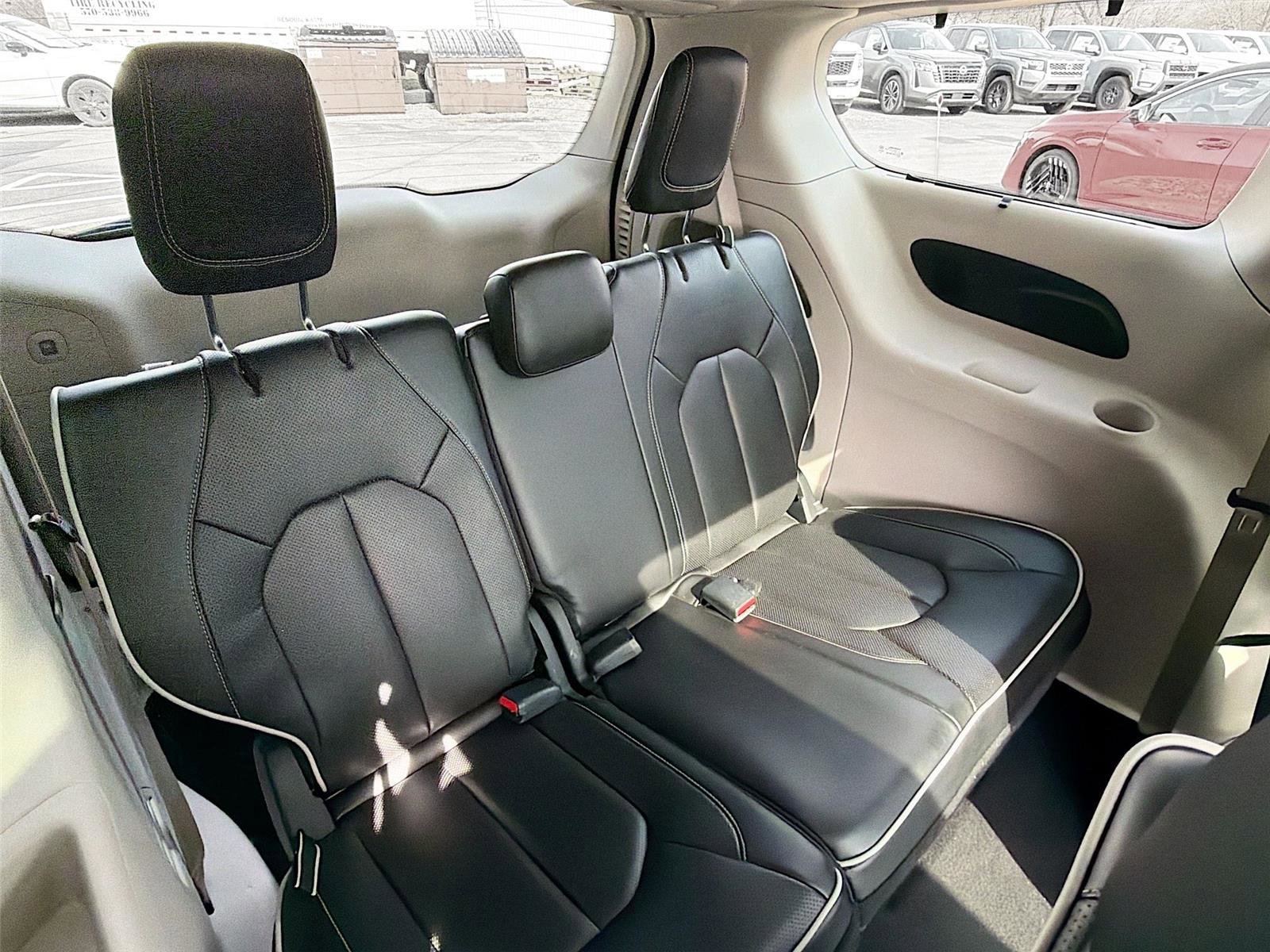 Used 2023 Chrysler Pacifica Limited image 28