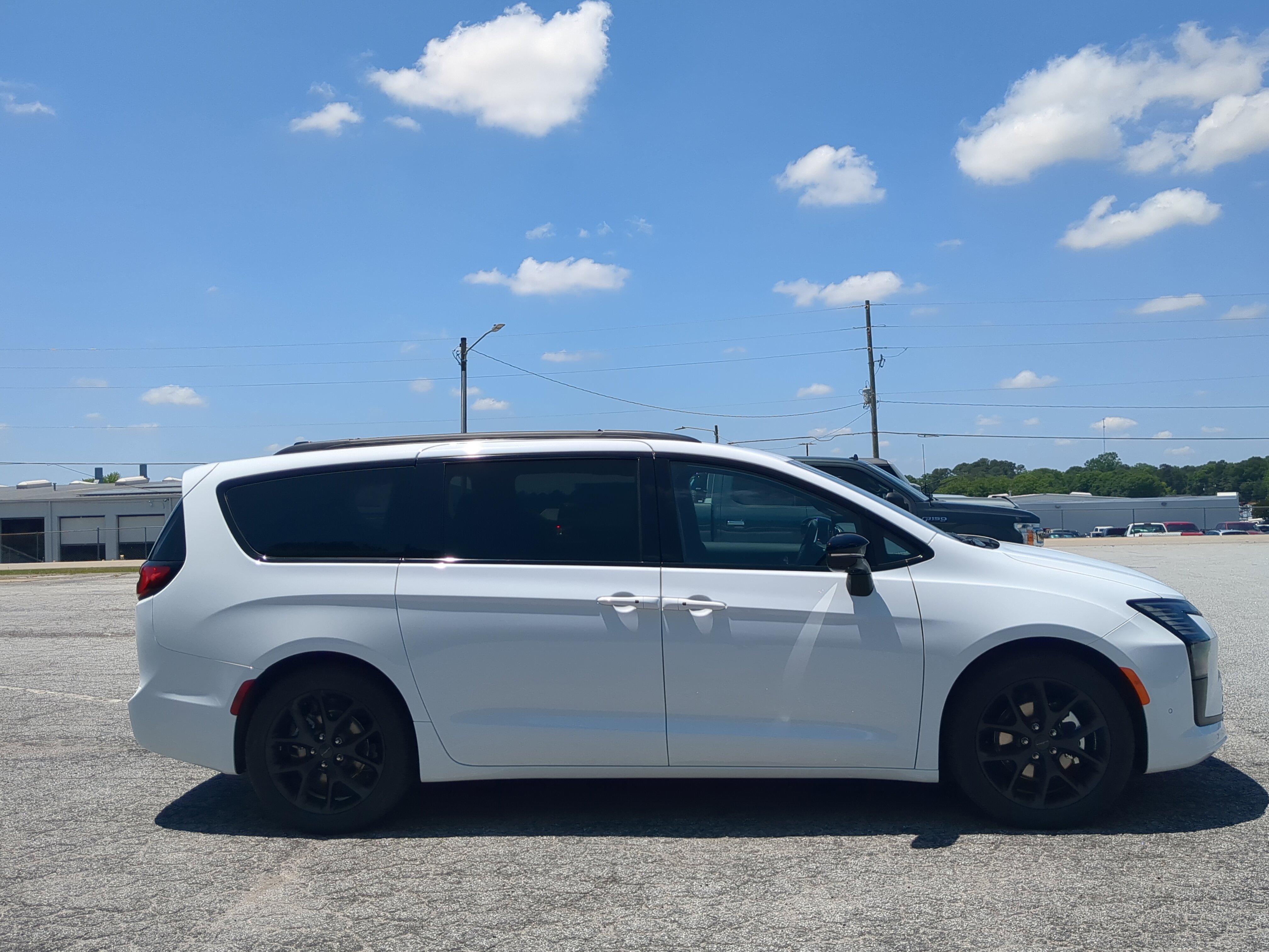 New 2027 Chrysler Pacifica Limited FWD image 2