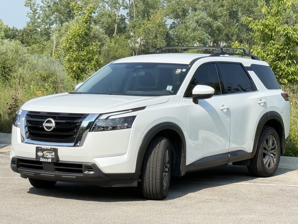 Certified 2025 Nissan Pathfinder SV image 3