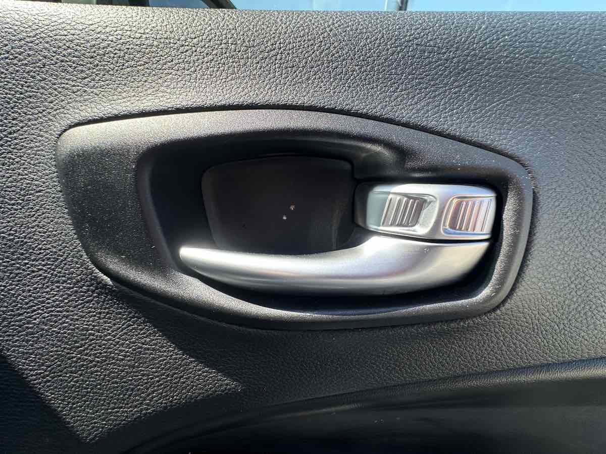 Used 2019 Jeep Compass Latitude image 29