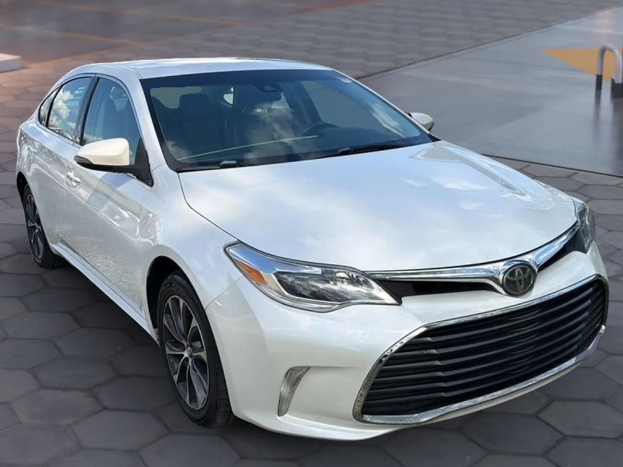 Used 2017 Toyota Avalon XLE FWD image 16