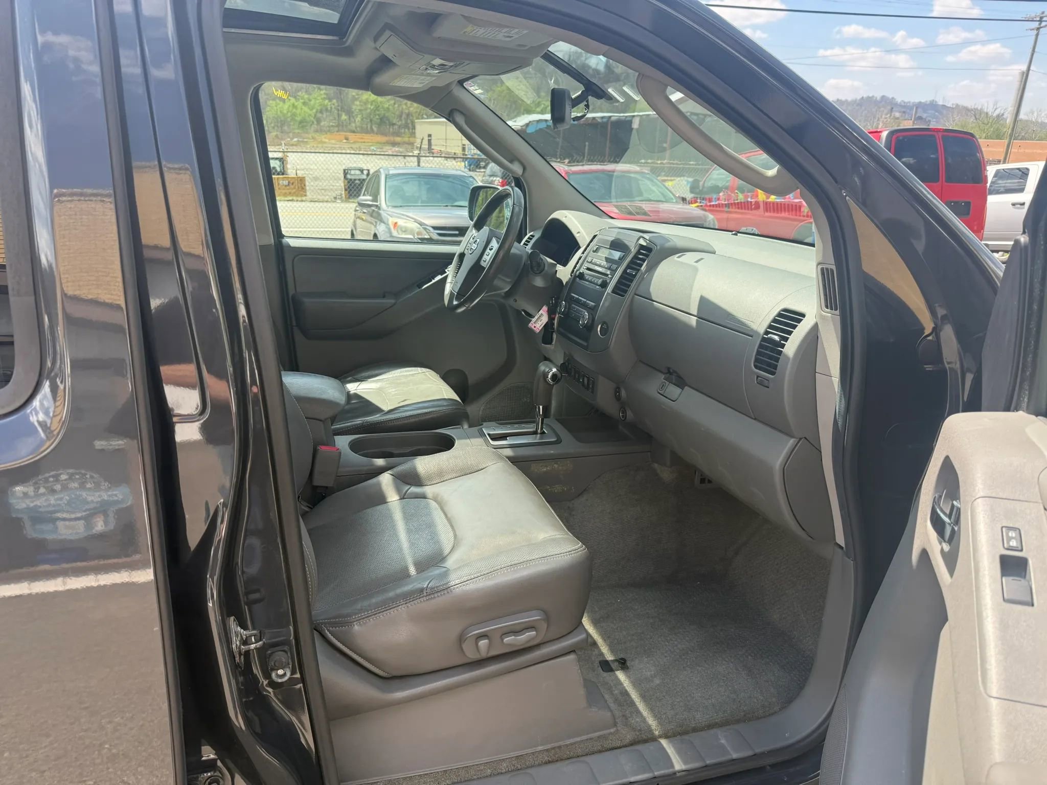 Used 2011 Nissan Frontier SL w/ Moonroof Pkg image 13