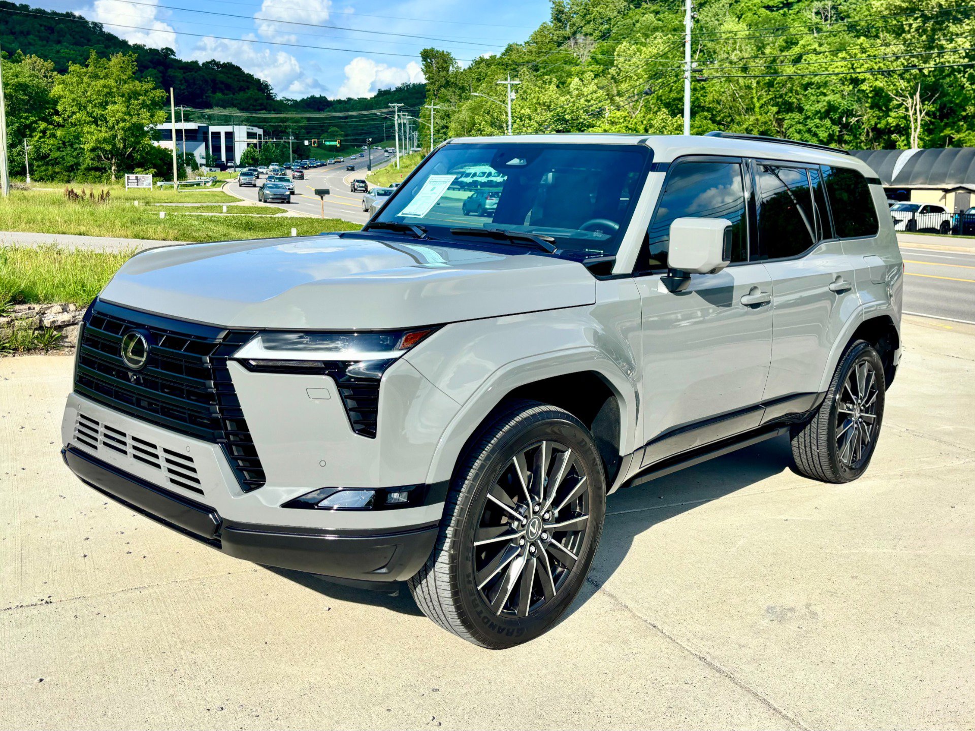 Used 2025 Lexus GX 550 w/ Accessory Package (2T) AWD/4WD image 2