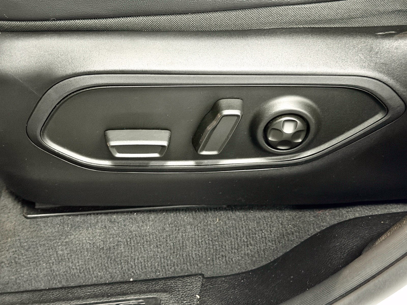 Used 2024 Jeep Grand Cherokee Limited RWD image 23