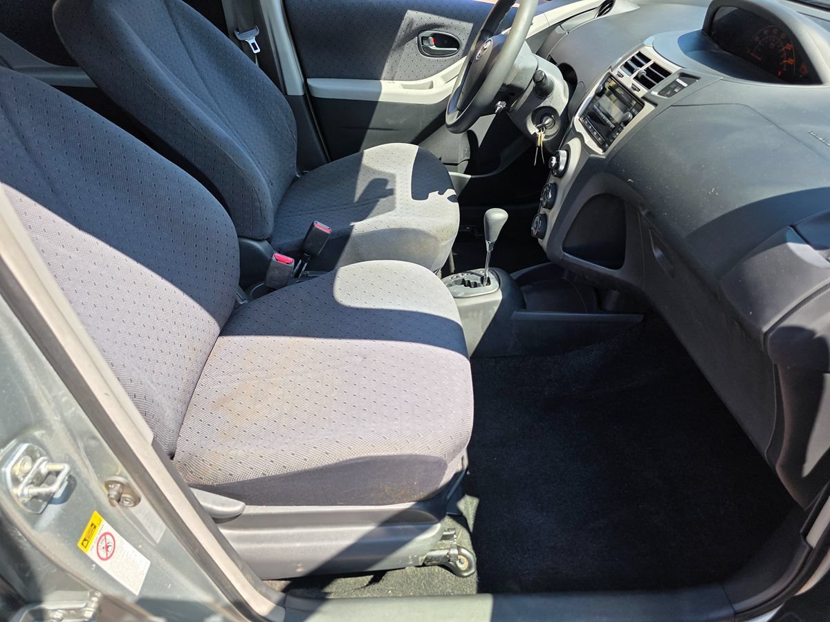 Used 2010 Toyota Yaris 4-Door Hatchback FWD image 15