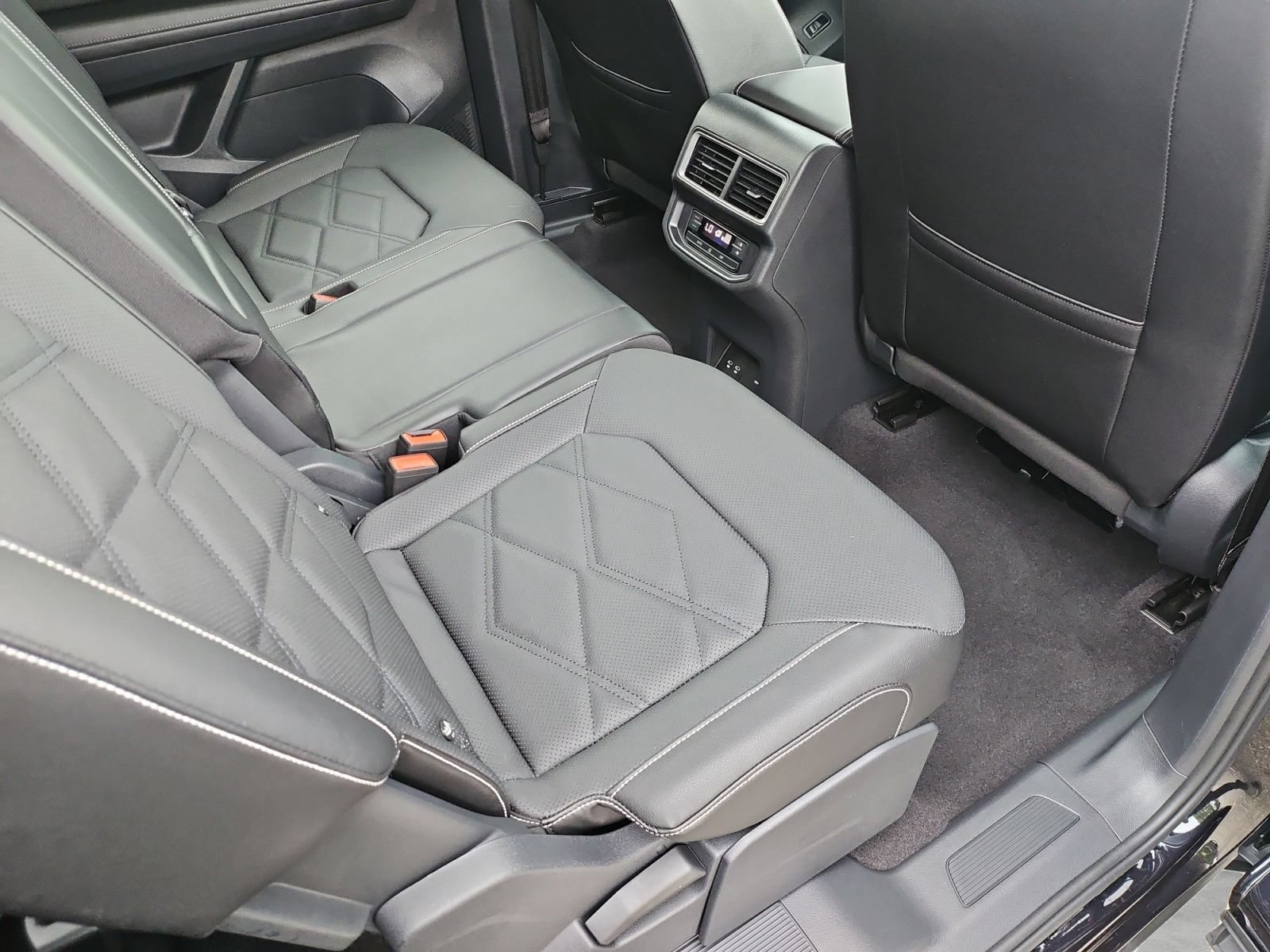 Used 2024 Volkswagen Atlas SE AWD/4WD image 30