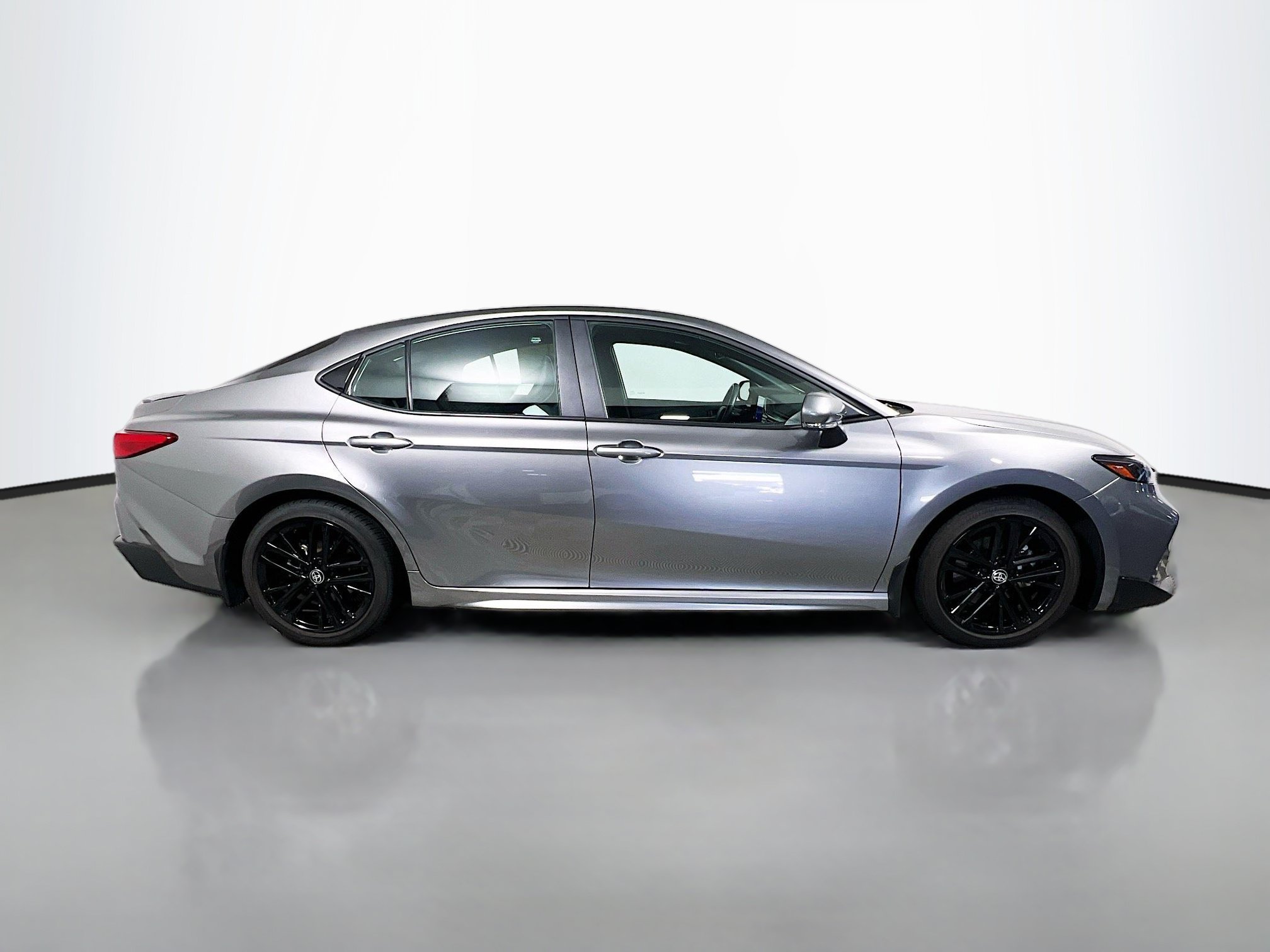 Used 2025 Toyota Camry SE FWD image 3