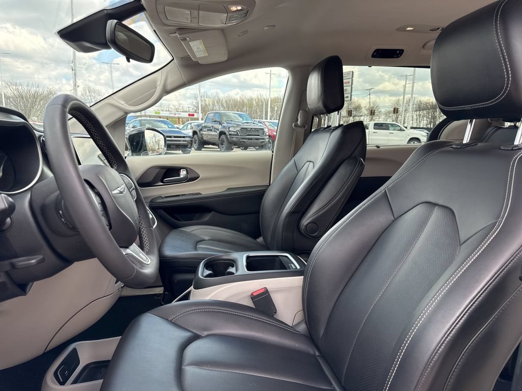 Used 2024 Chrysler Pacifica Touring-L FWD image 51