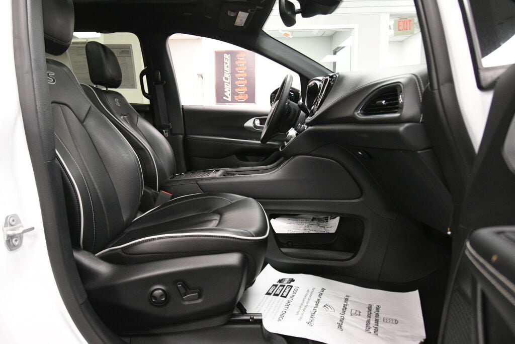 Used 2025 Chrysler Pacifica Limited FWD image 29